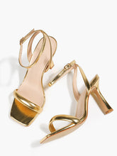 Tacones altos abiertos con una sola tira y tacón grueso